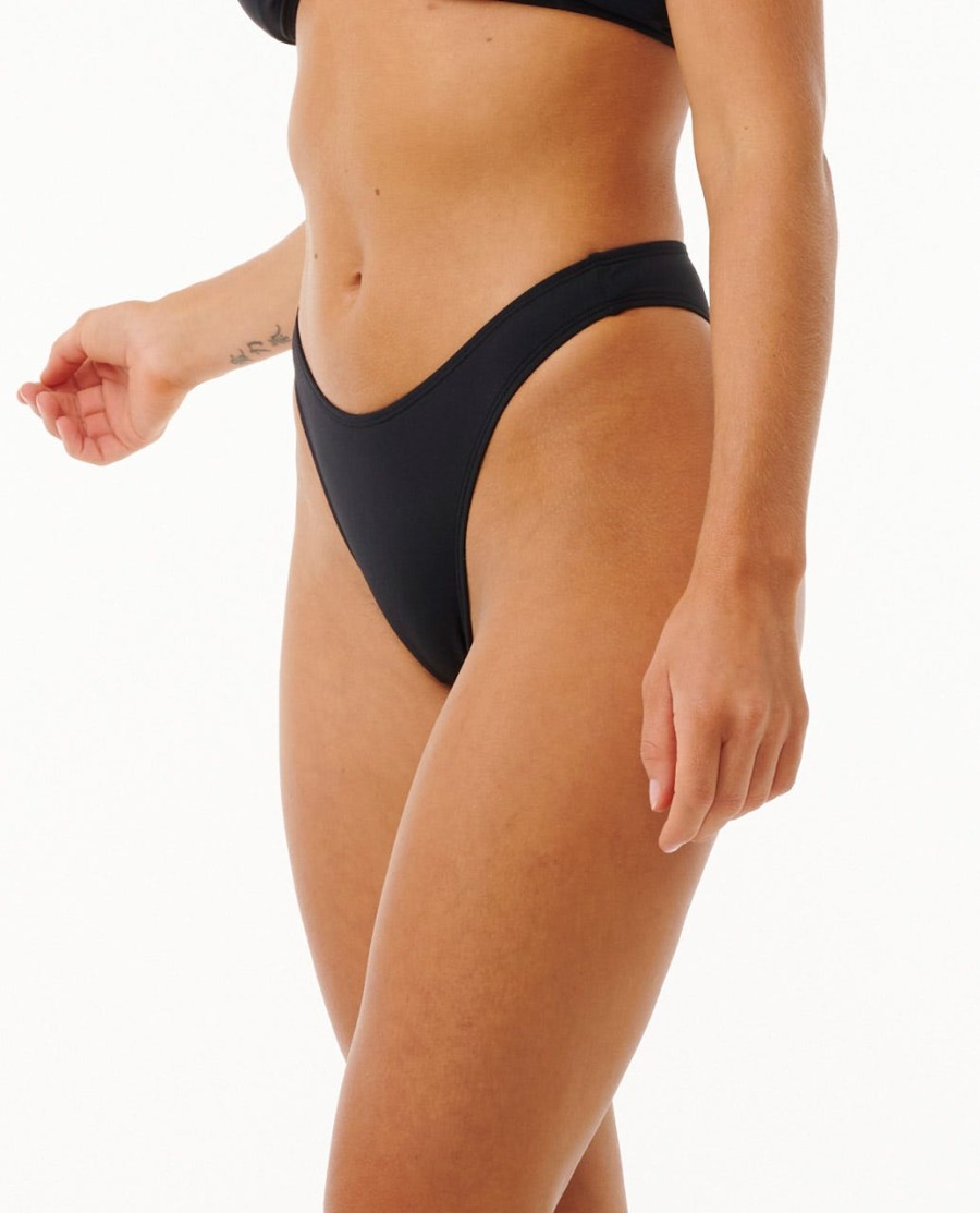 klassieke surfbikini met hoge beenuitsnijding en minimale bedekking.