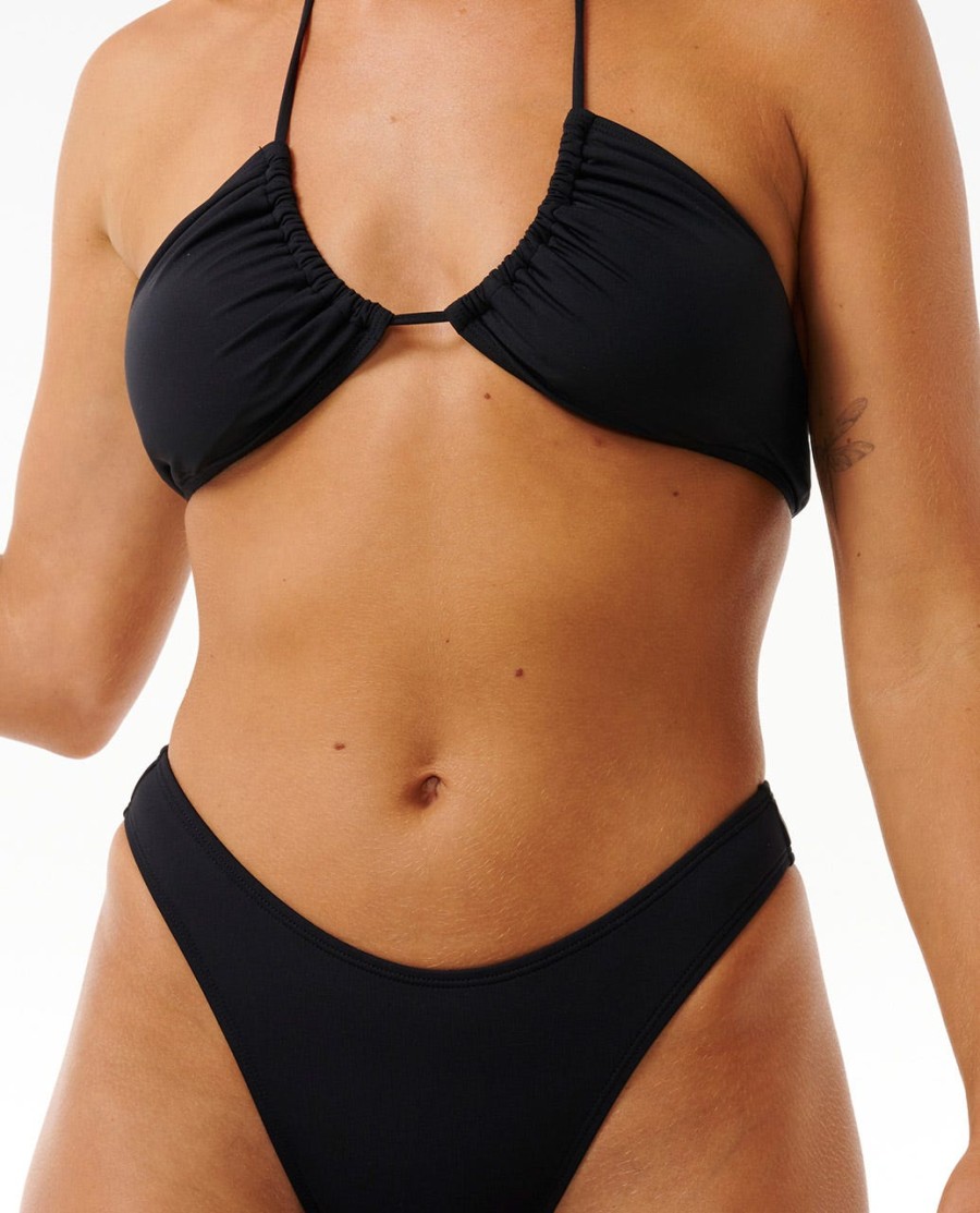 klassieke surfbikini met hoge beenuitsnijding en minimale bedekking.