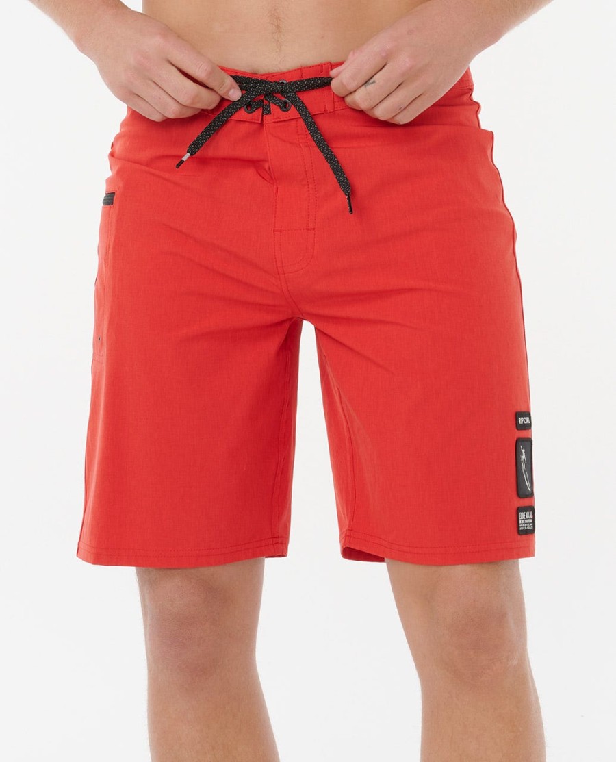 mirage core eddie zou 20 inch boardshorts dragen.