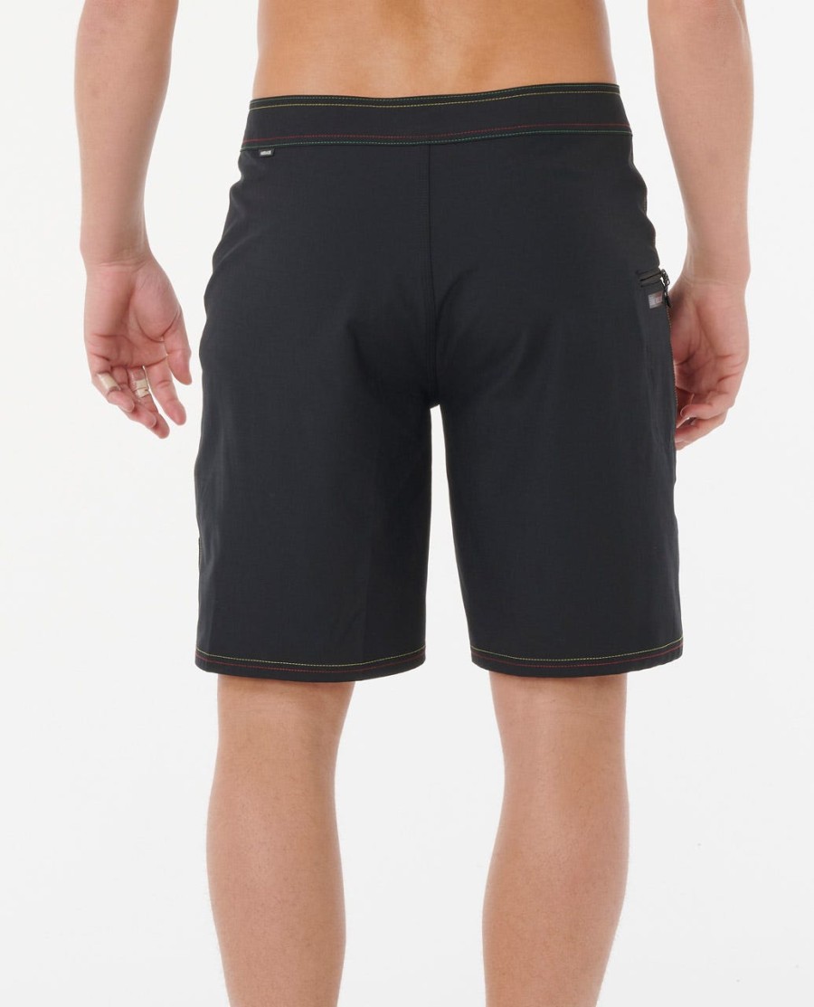 mirage core eddie zou 20 inch boardshorts dragen.