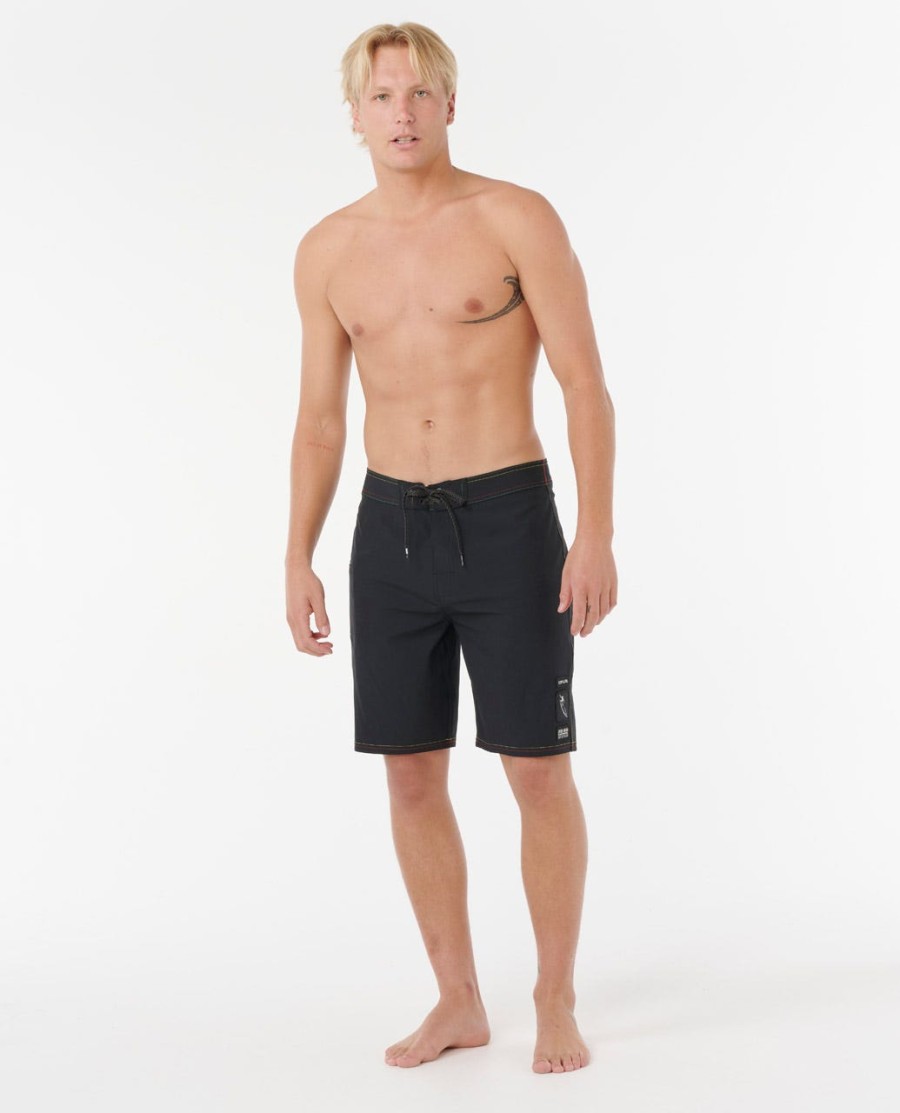 mirage core eddie zou 20 inch boardshorts dragen.