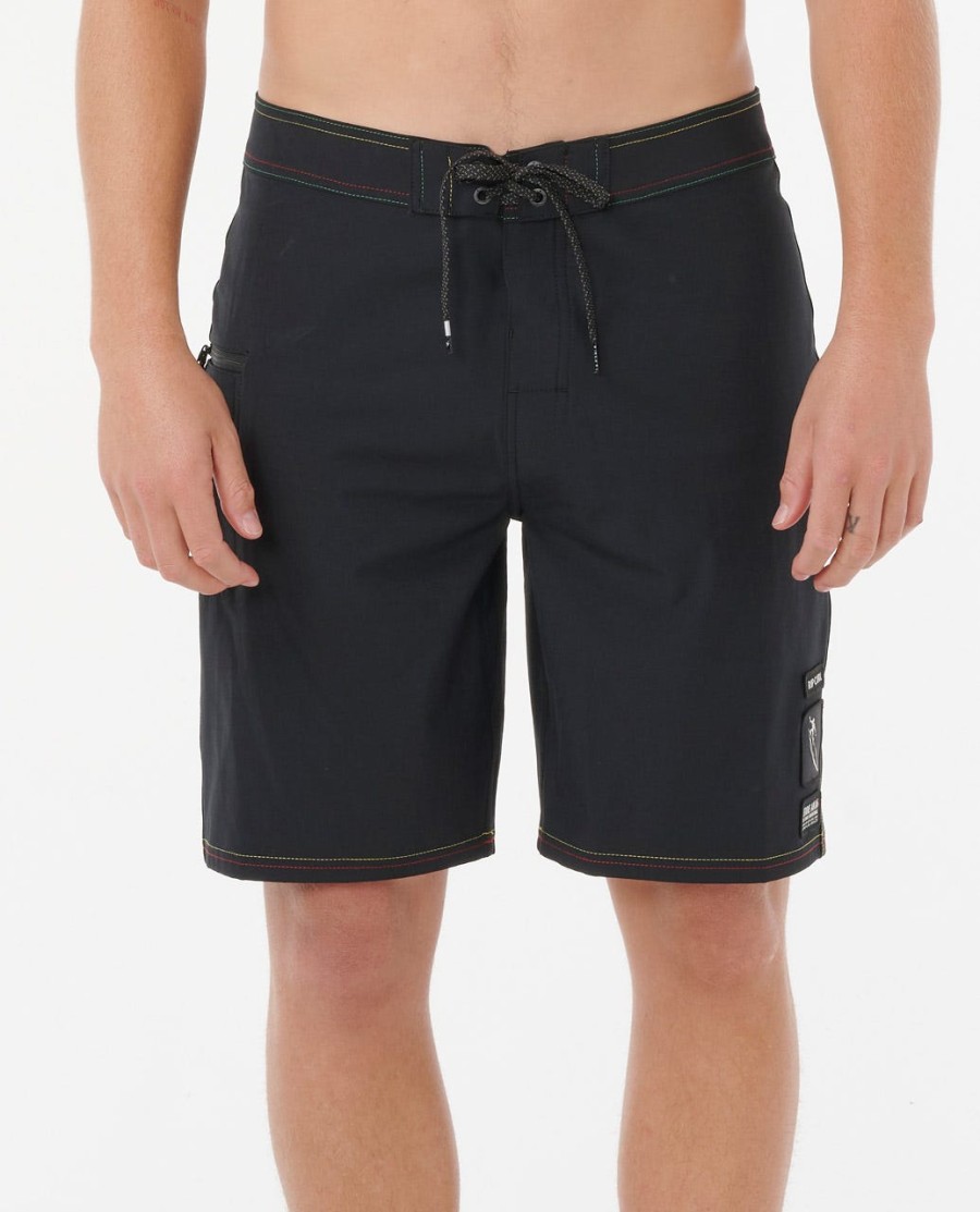 mirage core eddie zou 20 inch boardshorts dragen.