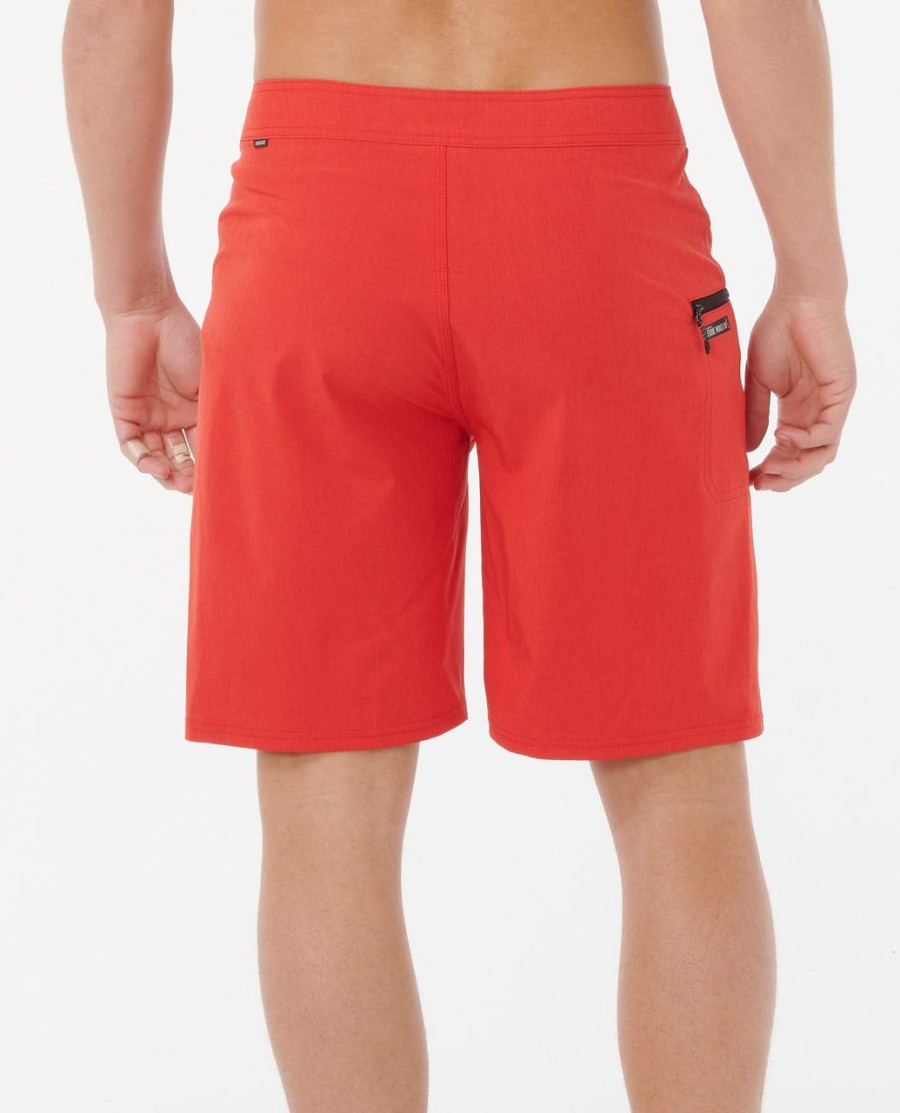 mirage core eddie zou 20 inch boardshorts dragen.