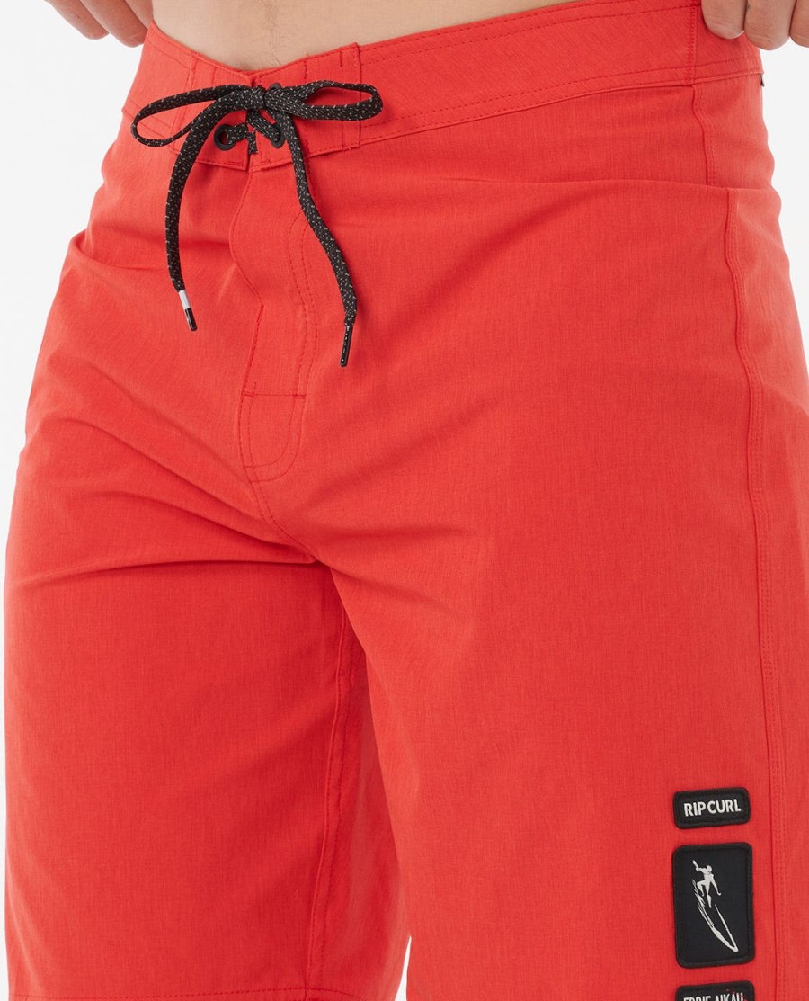 mirage core eddie zou 20 inch boardshorts dragen.