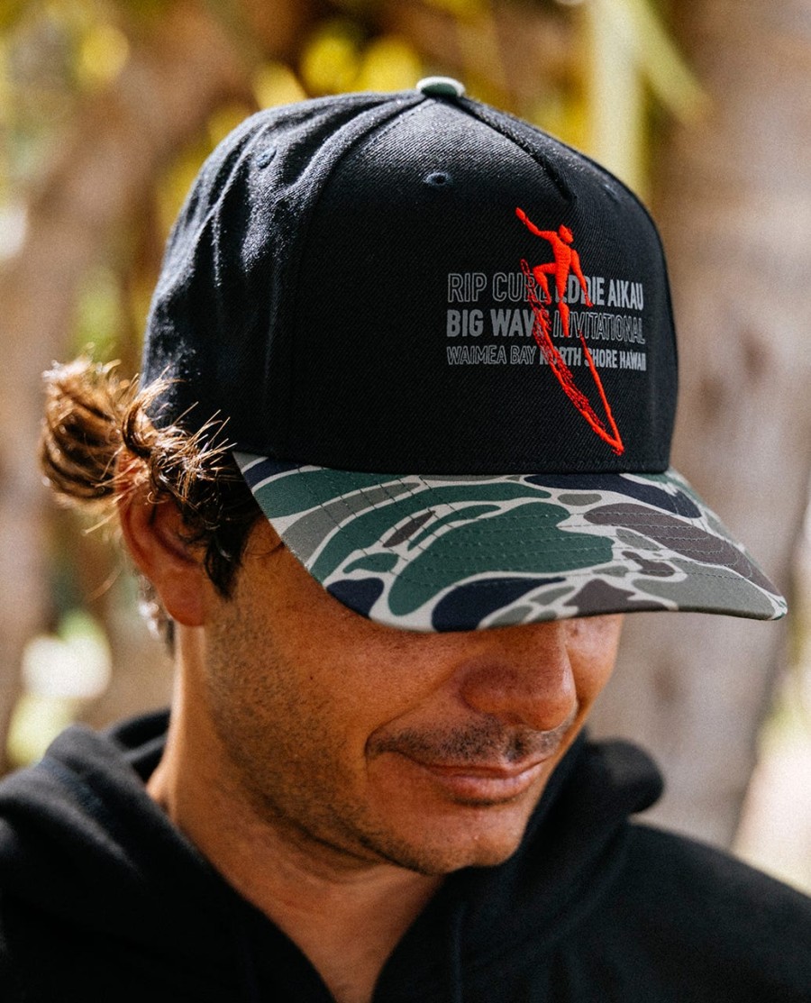 eddie zou een snapback-pet dragen