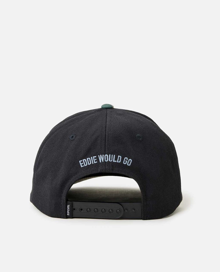 eddie zou een snapback-pet dragen