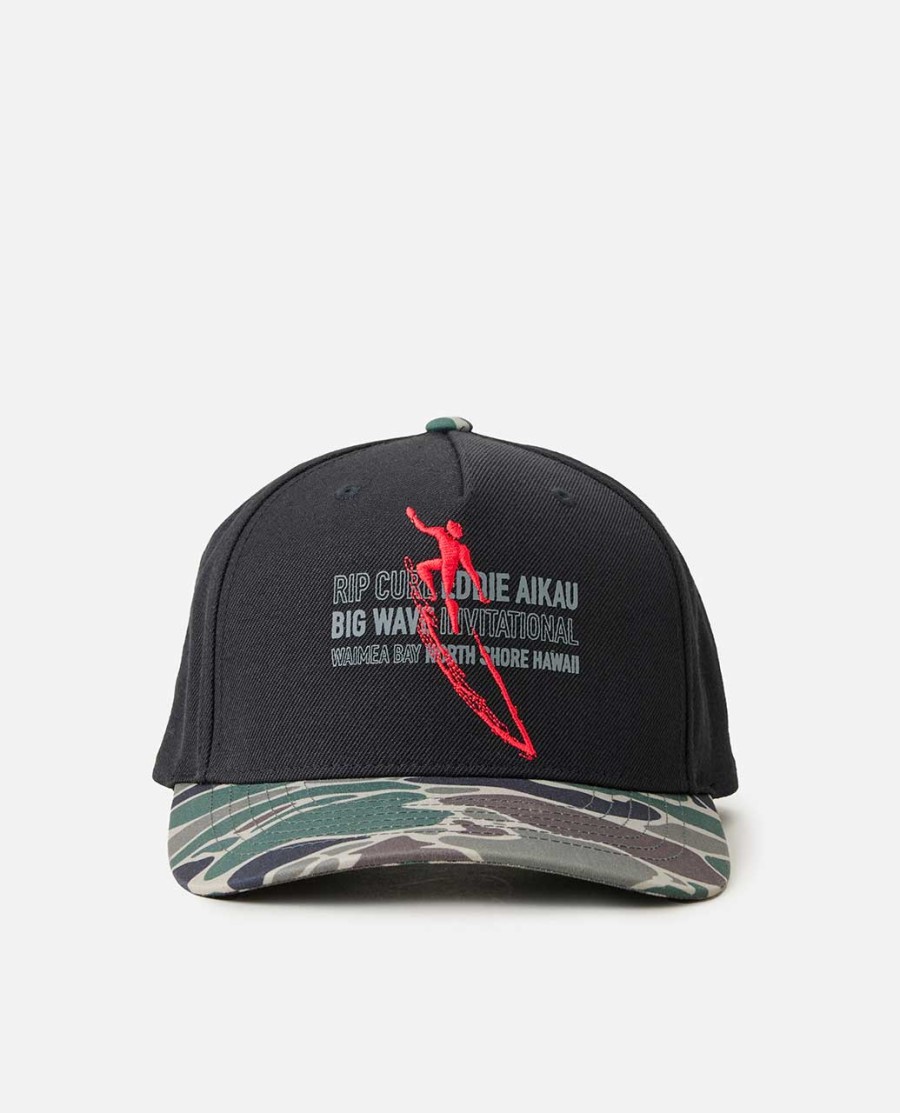 eddie zou een snapback-pet dragen